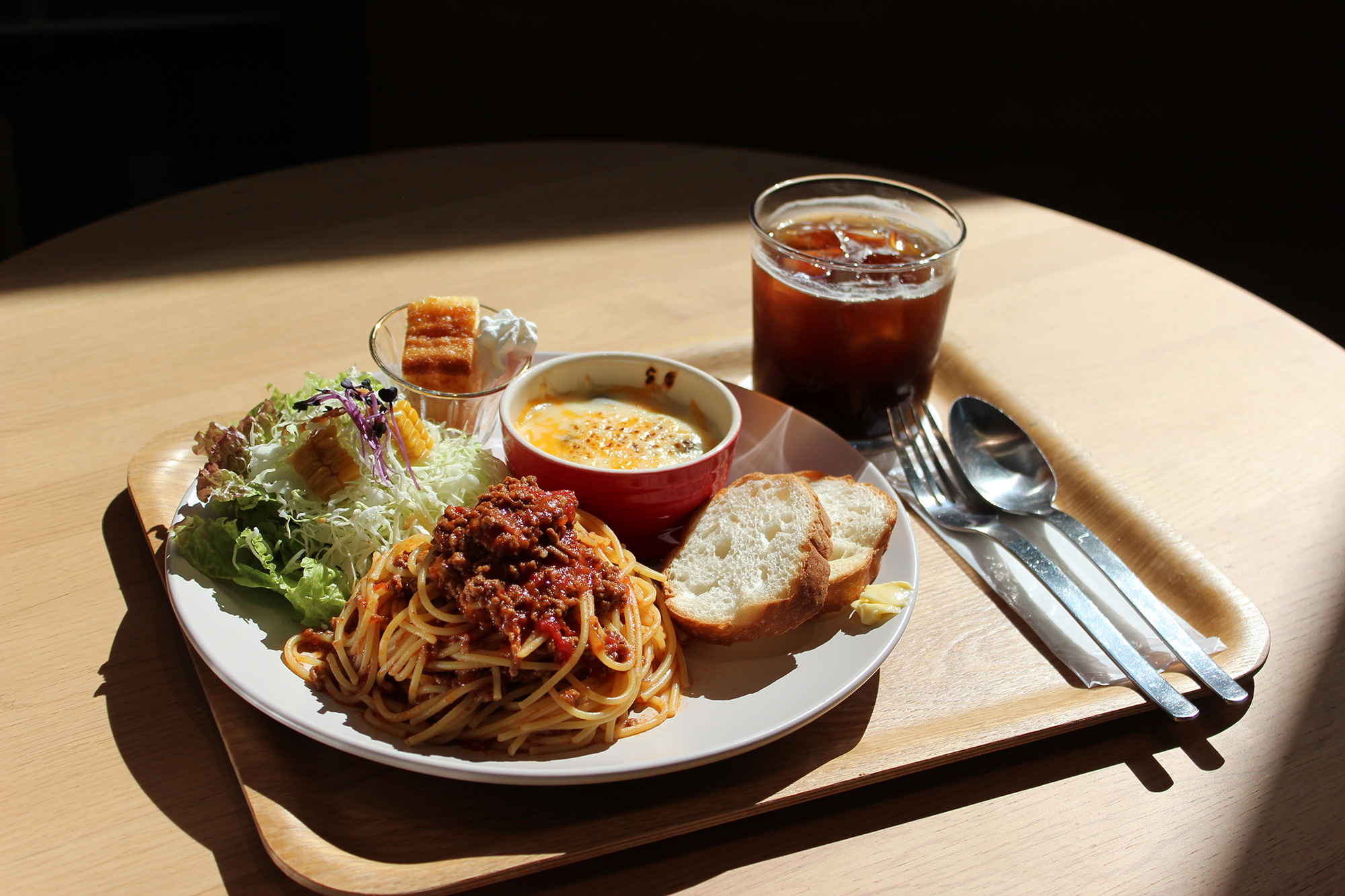 ポートフォリオのパスタランチプレートとアイスコーヒー