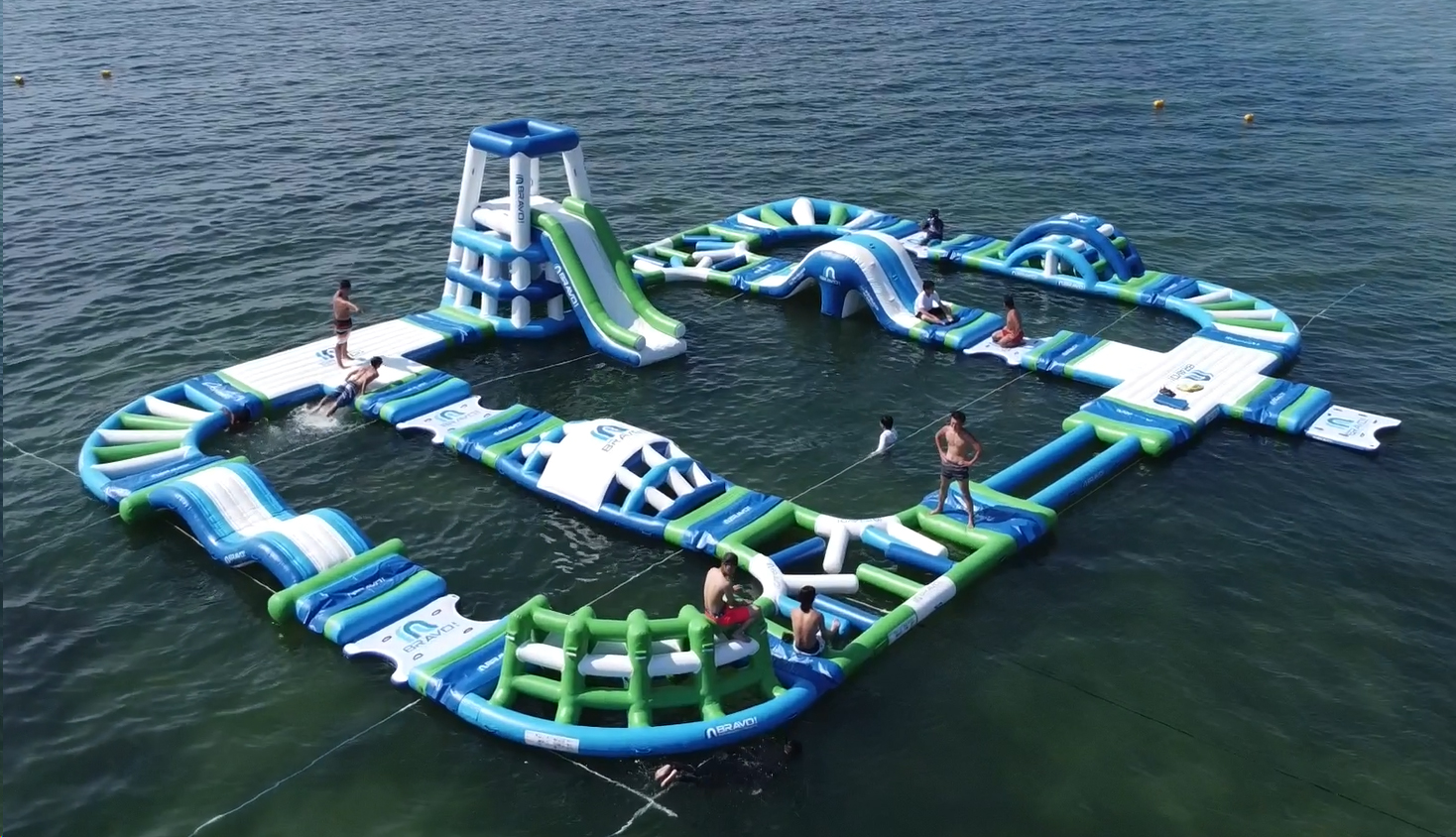 二色の浜ウォーターパークの海上アスレチック